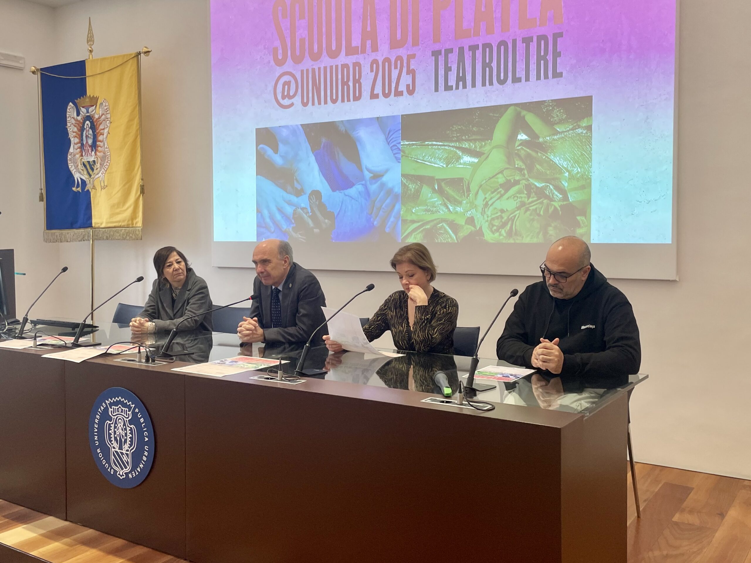 “SCUOLA DI PLATEA UNIURB”: PRESENTATO IL PROGETTO PER CREARE SPETTATORI E SPETTATRICI CONSAPEVOLI. L’INIZIATIVA, PROMOSSA DA UNIVERSITÀ DI URBINO E AMAT IN COLLABORAZIONE CON IL COMUNE DI URBINO, PREVEDE 5 APPUNTAMENTI